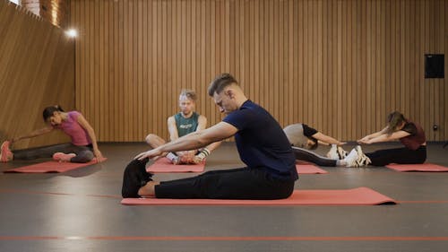 有关伸展, 坐, 女性的免费素材视频