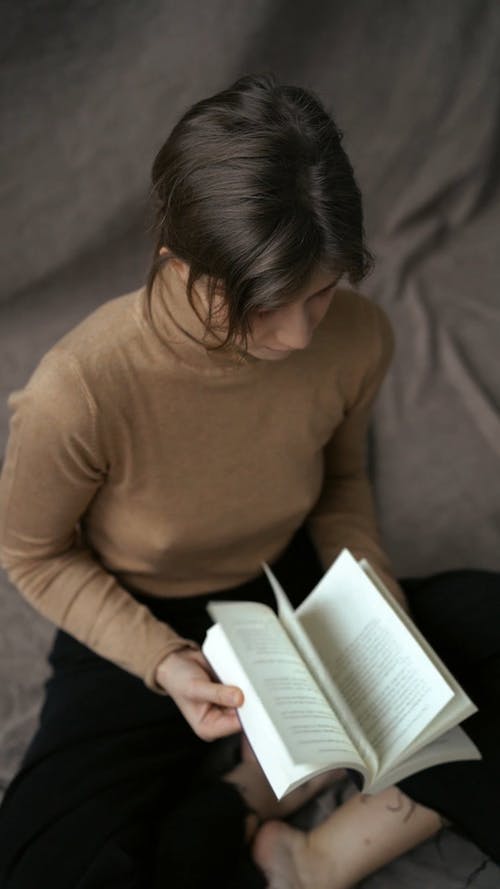 有关坐下, 垂直视频, 女人的免费素材视频