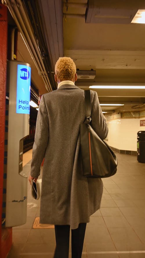 在地铁站内行走的女人 · 免费素材视频