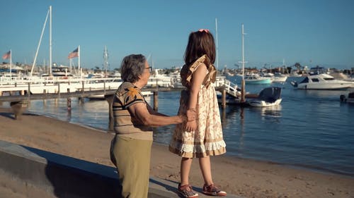 海港的祖母和她的孙女 · 免费素材视频