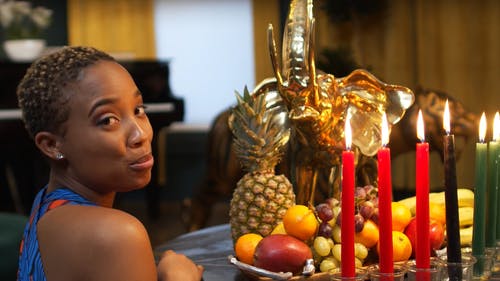 宽扎节庆祝活动中一个吃水果的女人 · 免费素材视频