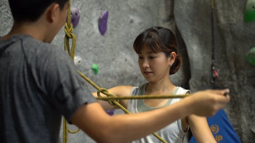 女人在绳子绑结 · 免费素材视频