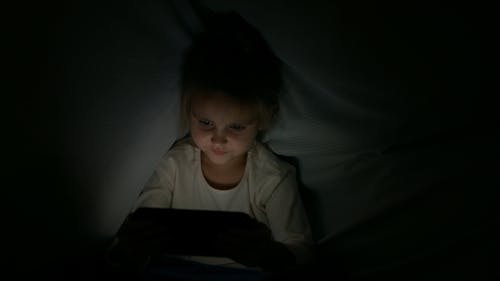 有关儿童, 在毯子下, 小女孩的免费素材视频