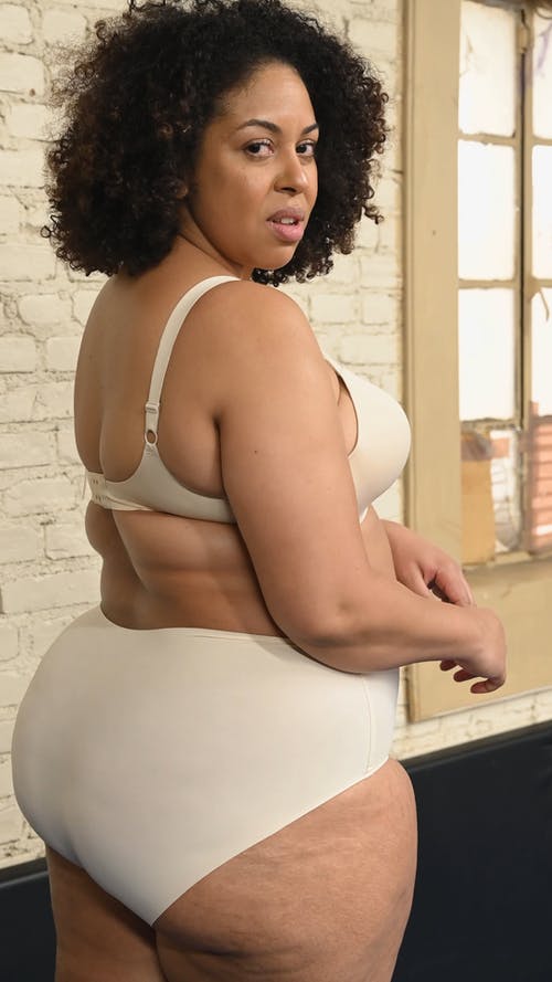 有关加上大小, 垂直视频, 女人的免费素材视频