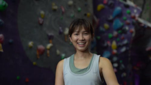 浅焦点的女人显示她的手与粉 · 免费素材视频