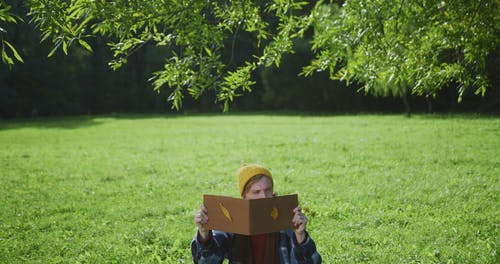 有关（顶部有小羊毛球的）羊毛帽子, 人, 在地上的免费素材视频