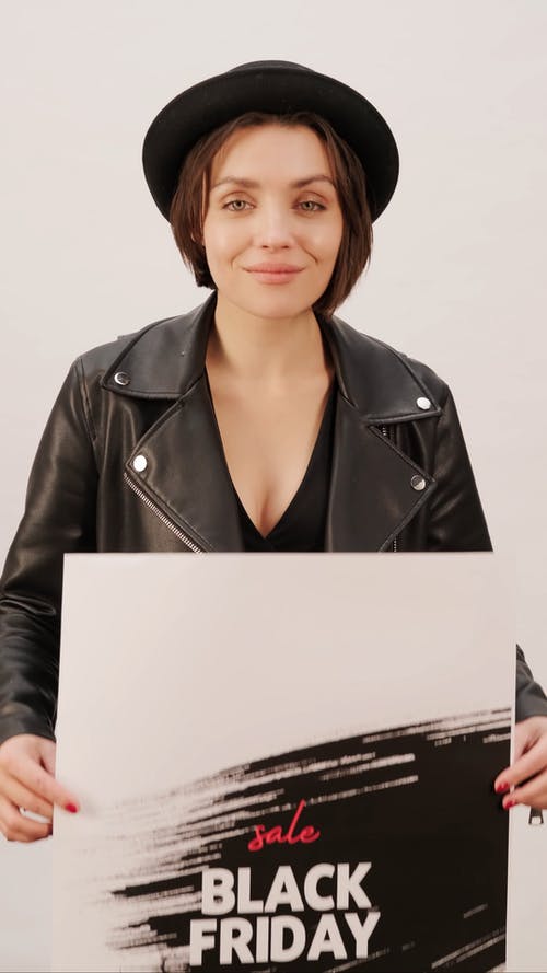 一个女人抱着一个黑色的星期五销售海报 · 免费素材视频