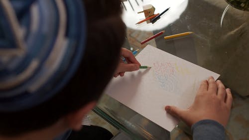 男孩做艺术品 · 免费素材视频