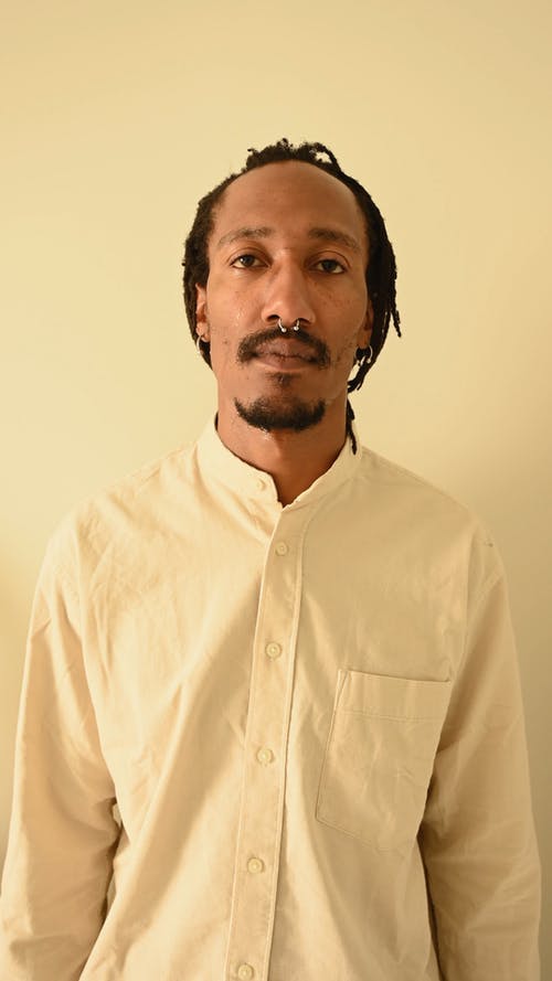 有关垂直视频, 有胡子的, 看着相机的免费素材视频