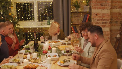 一家人一起在圣诞节用餐 · 免费素材视频