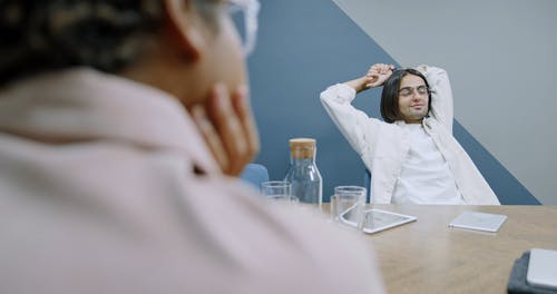 在会议上分发的咖啡 · 免费素材视频