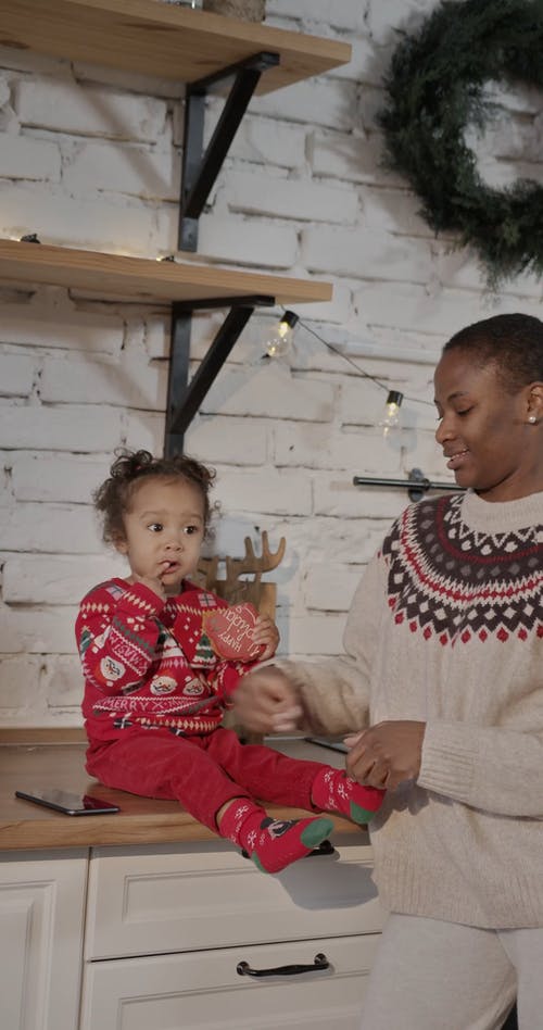 有关＃室内, 儿童, 冬衣的免费素材视频