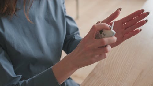 有关喷, 在家, 女人的免费素材视频