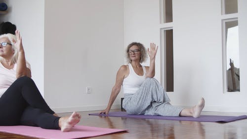 老年妇女练瑜伽 · 免费素材视频