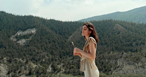 有关女人, 山丘, 成人的免费素材视频