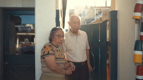 老年夫妇站在迷你门前 · 免费素材视频