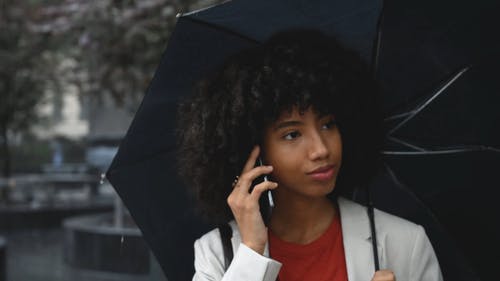 有关下雨天, 在电话上交谈, 年轻女子的免费素材视频