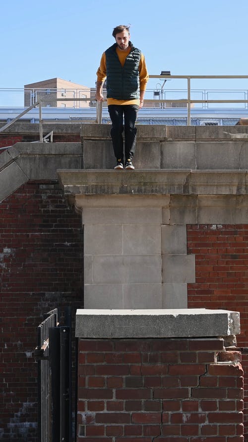 一个年轻人从高处跳 · 免费素材视频