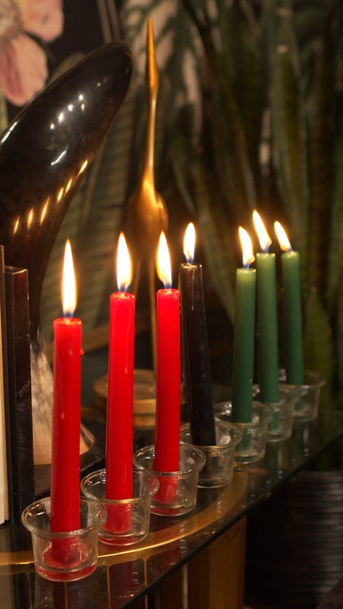 庆祝宽扎节的七支蜡烛 · 免费素材视频