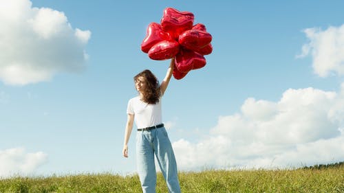 有关咖啡色头发的女人, 年轻女子, 微笑的免费素材视频