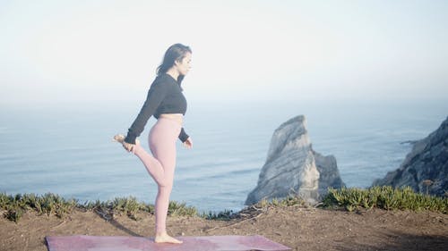 女人在做瑜伽姿势 · 免费素材视频
