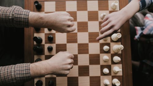 有关国际象棋车, 坐, 手的免费素材视频