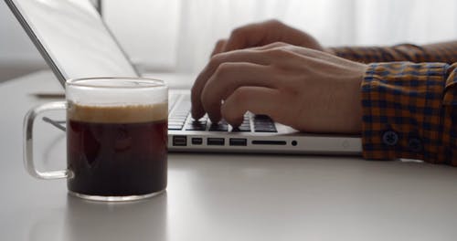 有关咖啡, 手, 打字的免费素材视频