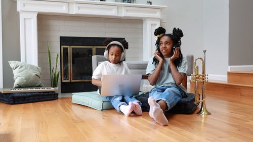 有关＃室内, 享受, 倾听的免费素材视频