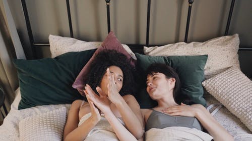 有关一对, 在家, 女同志的免费素材视频