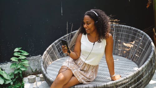 有关喜悦, 坐, 大笑的免费素材视频