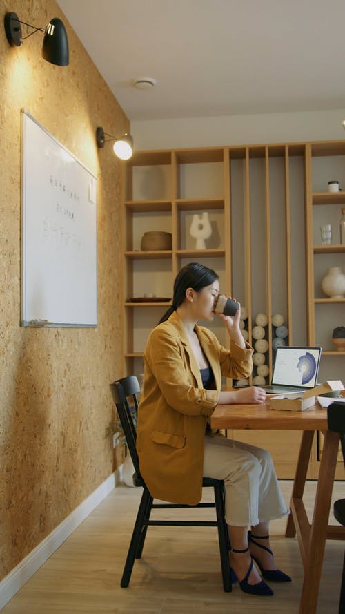 有关坐, 垂直视频, 女人的免费素材视频