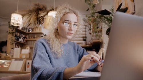 有关商店, 工作的, 年轻女子的免费素材视频