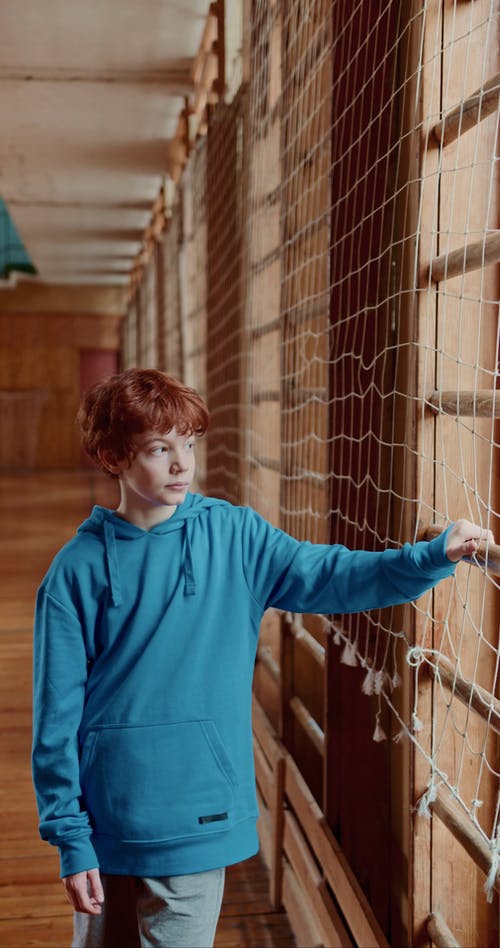 有关凝视, 垂直视频, 室内的免费素材视频