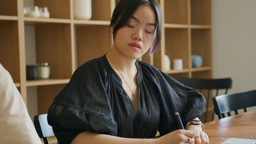 有关写作, 握住, 看着的免费素材视频