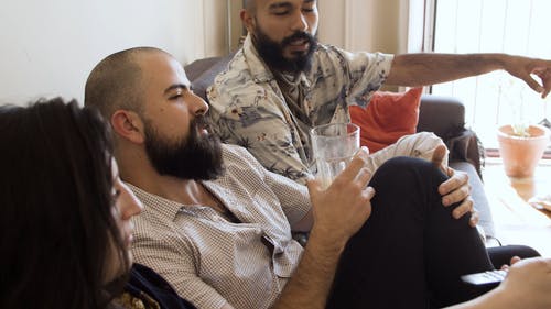 有关一起, 在家, 坐的免费素材视频