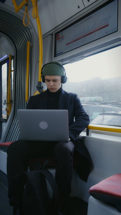 有关（顶部有小羊毛球的）羊毛帽子, 乘客, 倾听的免费素材视频