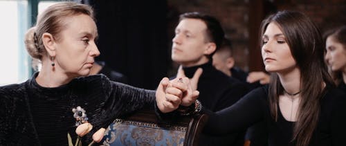 有关亲戚们, 同情, 坐的免费素材视频