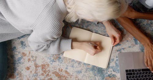 有关女人, 写作, 从上面的免费素材视频