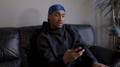 有关印花大手帕, 坐, 室内的免费素材视频