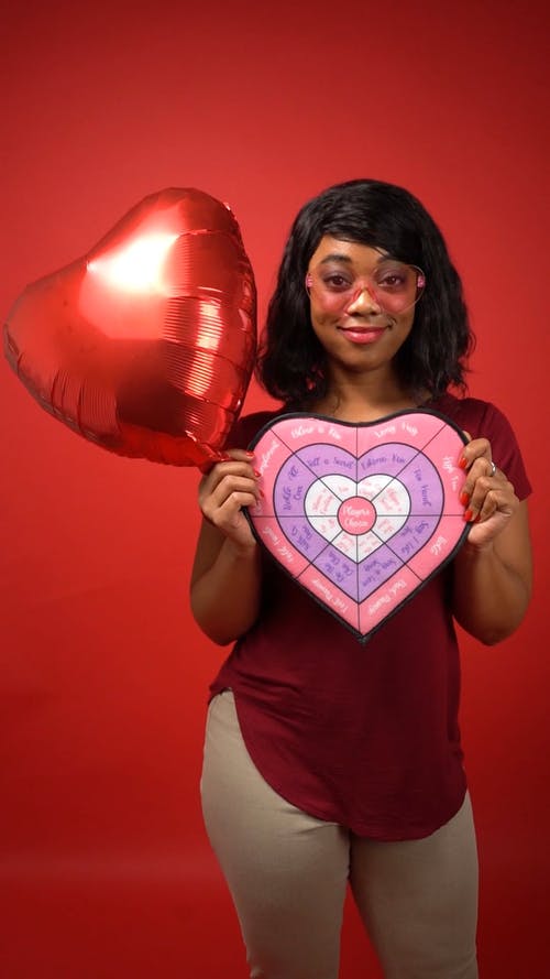 女人抱着心形的情人节礼物 · 免费素材视频