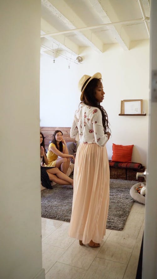 有关在家, 垂直视频, 女性的免费素材视频