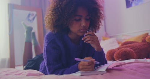 有关个人, 低角度拍摄, 在家的免费素材视频