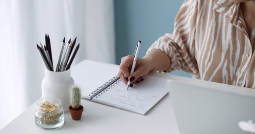 有关人, 仙人掌, 修剪指甲的免费素材视频