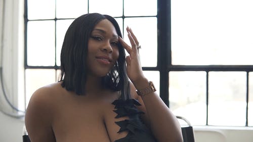 有关咖啡色头发的女人, 坐, 女人的免费素材视频