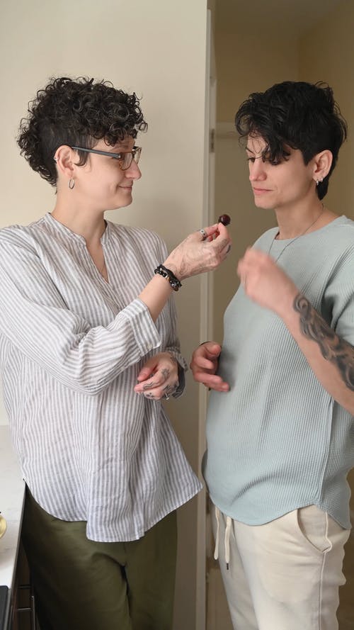 有关一对, 享受, 咖啡色头发的女人的免费素材视频