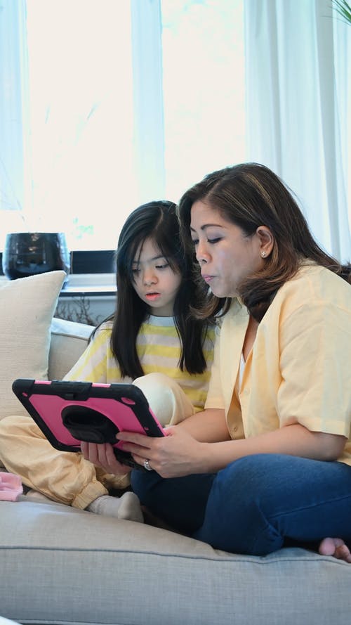 有关iPad, 儿童, 坐的免费素材视频