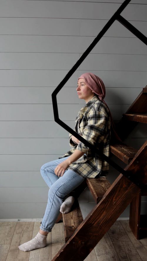 有关人, 坐, 垂直视频的免费素材视频