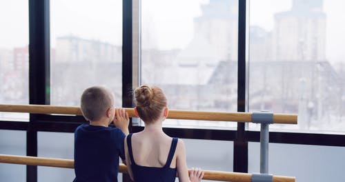 有关在窗户旁边, 孩子, 室内的免费素材视频