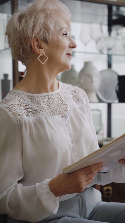 有关优雅, 坐, 垂直视频的免费素材视频