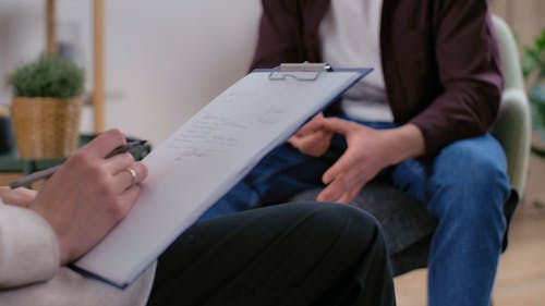 有关人, 坐, 室内植物的免费素材视频